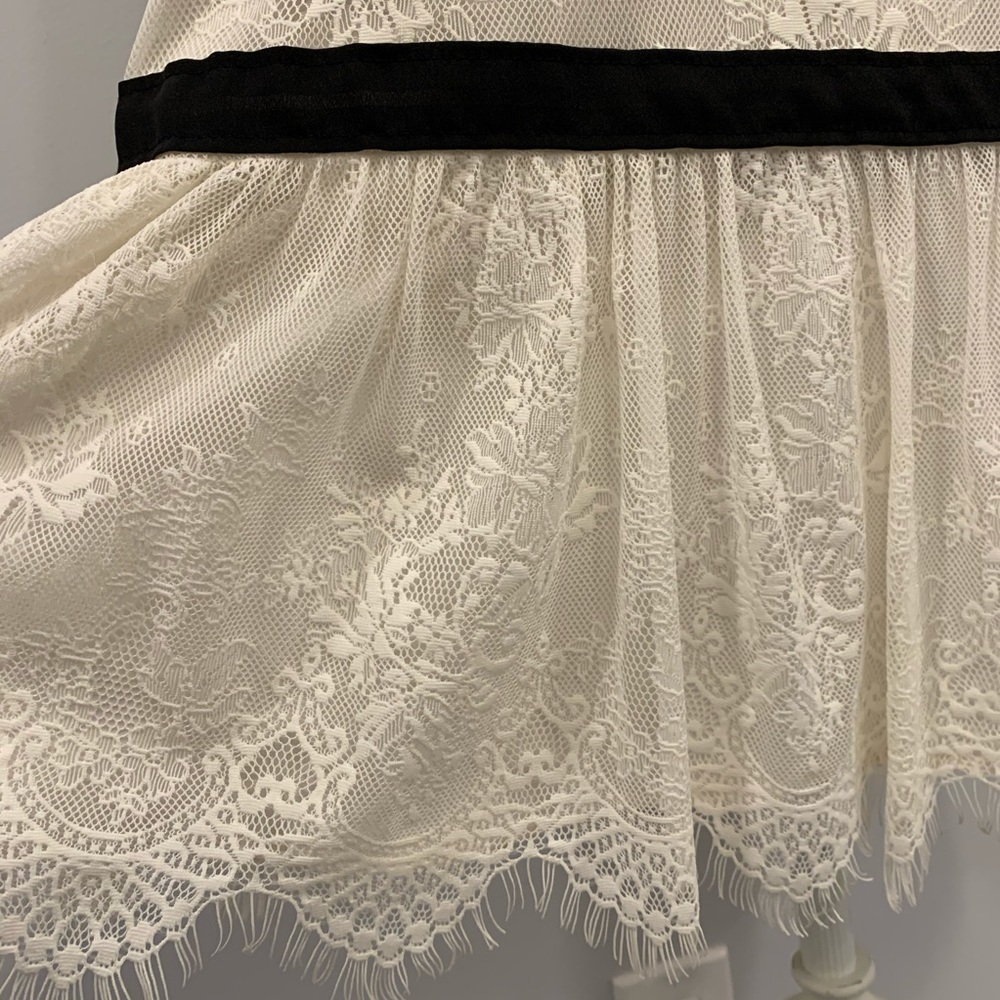 FOREVER21 LACE DRESS. - Picture 4 of 6
